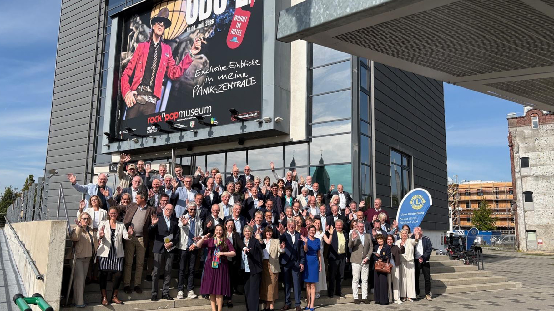 Auch der Lions-Club Hamaland war bei der Distrikt-Versammlung im rock’n’popmuseum in Gronau vertreten: Dirk Schuchardt aus Stadtlohn nahm als Activity-Beauftragter, Henk-Jan Arke aus Vreden als ehemaliger Jumelage-Beauftragter und Werner Ruppert aus Gescher als Past-Präsident teil.