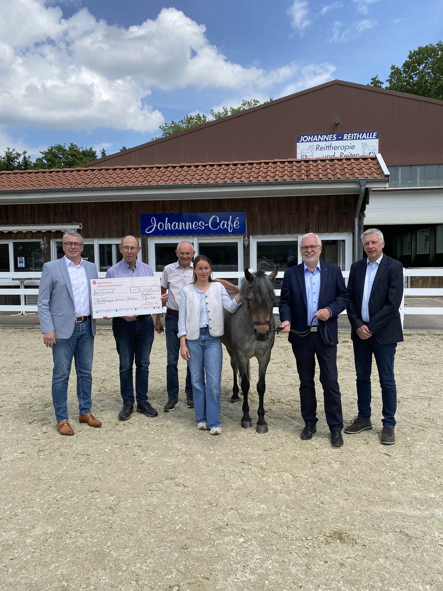 Werner Ruppert (links), Präsident des Lions Club Hamaland überreichte die Spende von 3.000 € an Alfred Kramer (2. von links), den ersten Vorsitzenden des Reittherapiezentrums Stadtlohn. Ludger Wilmer (3. von links) und Sophie Wegener (4. von links) hatten zuvor das Reittherapiezentrum vorgestellt. Rolf F. Schneider (2. von rechts) hatte bei dieser Spende „die Zügel in der Hand“. Dr. Leo Schoofs (rechts), der Vorsitzende des Lions-Fördervereins, war ebenfalls mit vor Ort.
