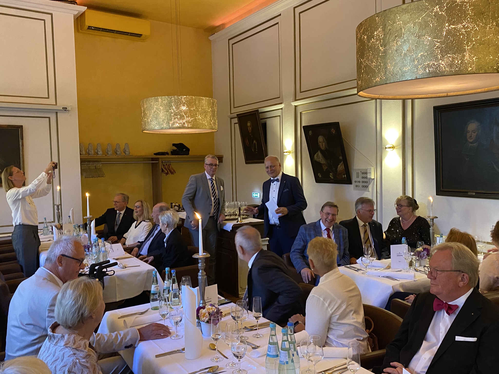Beim Gala-Diner im Bürgerspital in Würzburg hat Werner Ruppert (hinten links) sein Amt als Präsident des Lions Club Hamaland an Johannes Röring (hinten rechts) aus Vreden übergeben