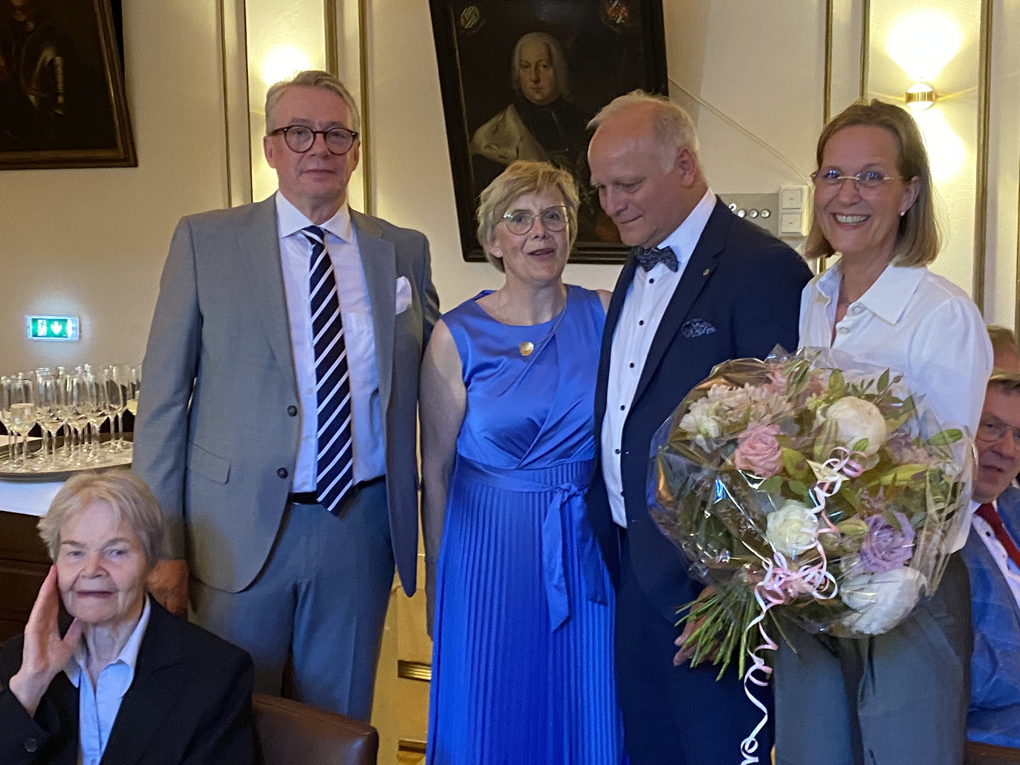 Johannes Röring (3. von links) – begleitet von seiner Ehefrau Magdalene (2. von links) – ist neuer Präsident des Lions Club Hamaland. Er bedankte sich bei seinem Vorgänger Werner Ruppert (links) mit einem Buch und bei dessen Ehefrau Sylke (rechts) mit einem Blumenstrauß.