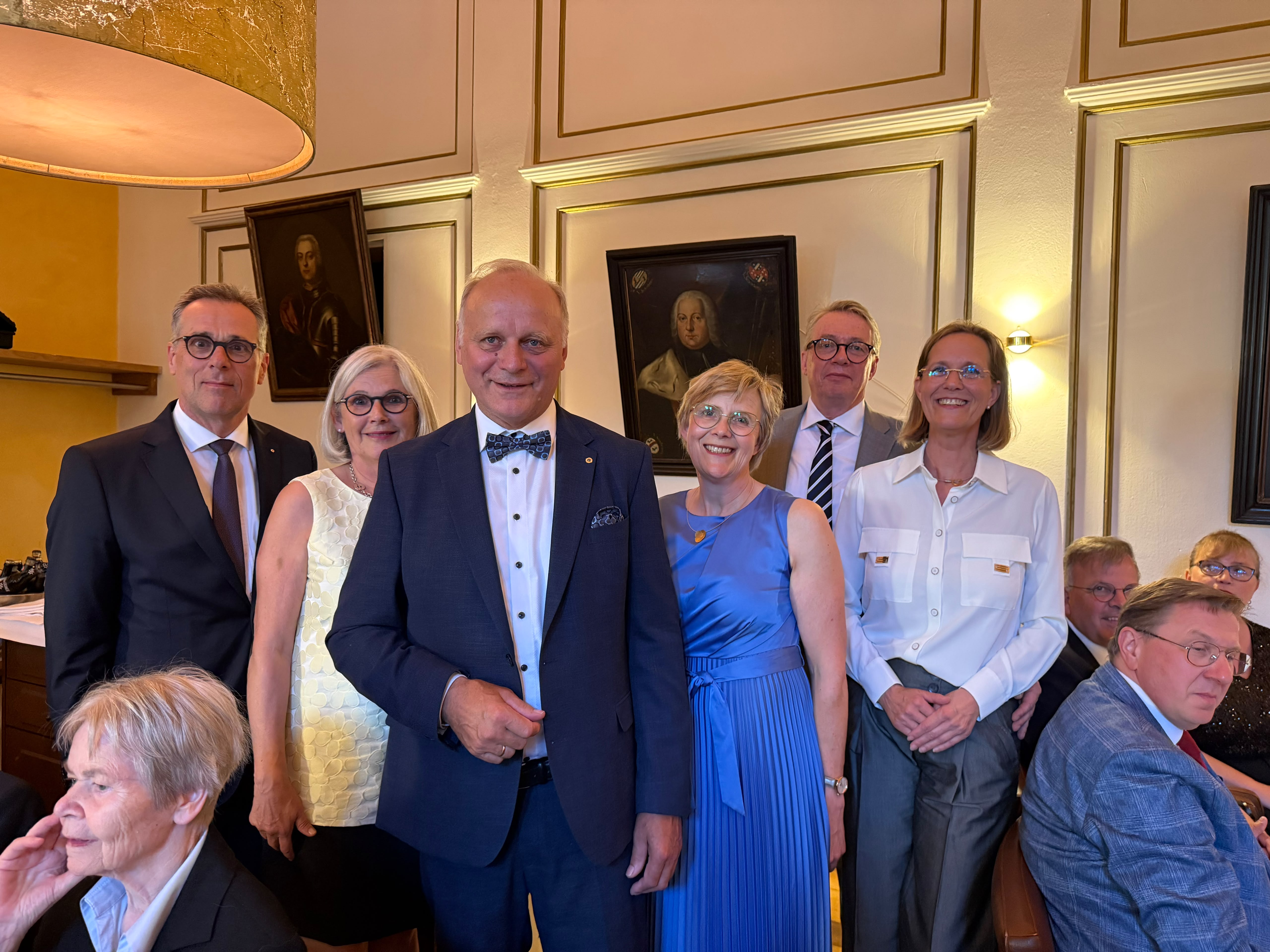Johannes Röring (3. von links) – begleitet von seiner Ehefrau Magdalene (4. von links) – ist neuer Präsident des Lions Club Hamaland. Er dankte seinem Vorgänger Werner Ruppert (5. von links) dessen Ehefrau Sylke (rechts) für ein ausgezeichnetes Lions-Jahr. Neuer Vize-Präsident ist Gerd Kohl (links) aus Oeding – begleitet von Ehefrau Lisa (2. von links).