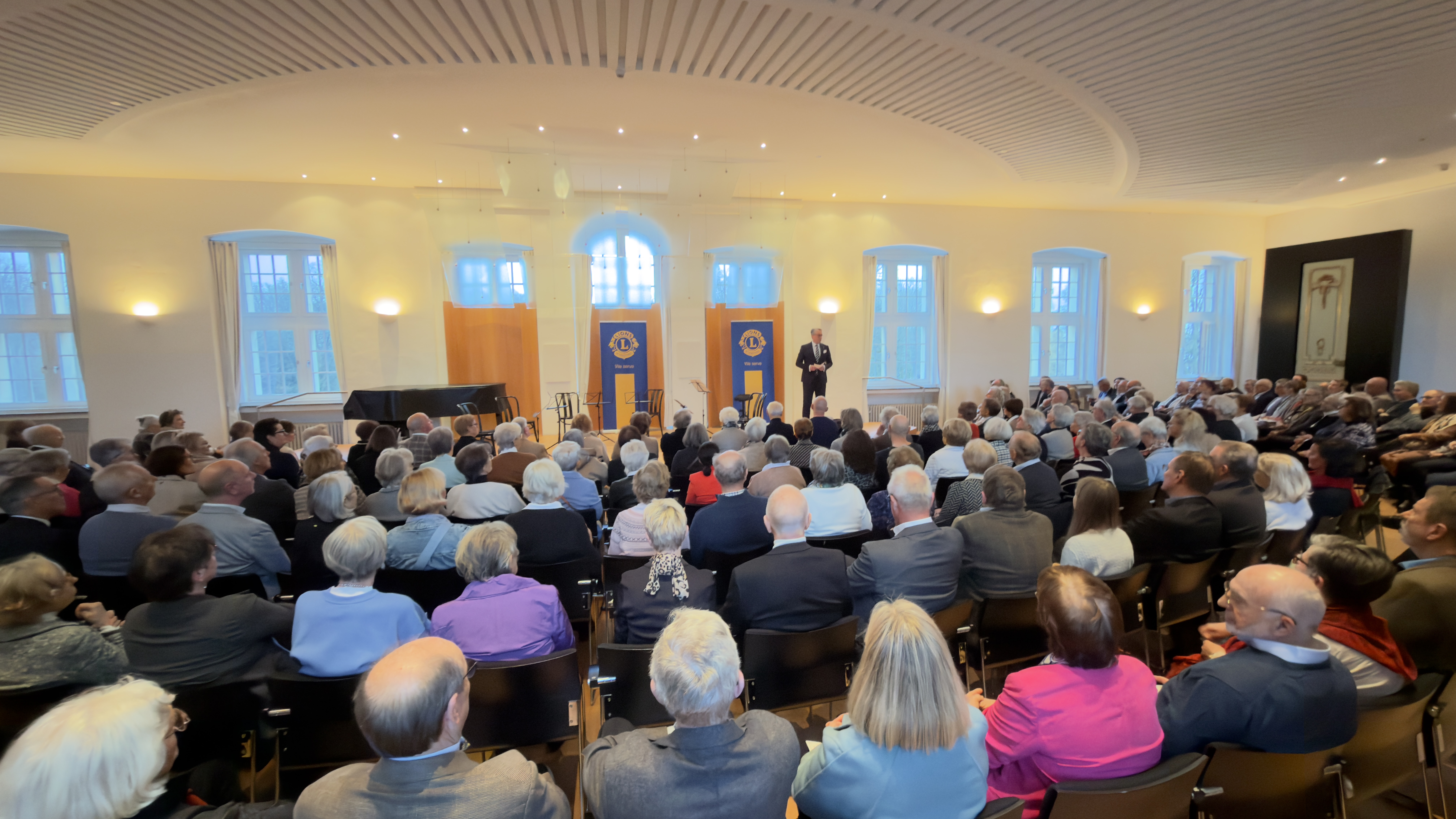 Werner Ruppert, der Präsident des LIONS-Club Hamaland, begrüßte die Gäste beim 34. Benefizkonzert im gut gefüllten Konzertsaal im Schloss Ahaus
