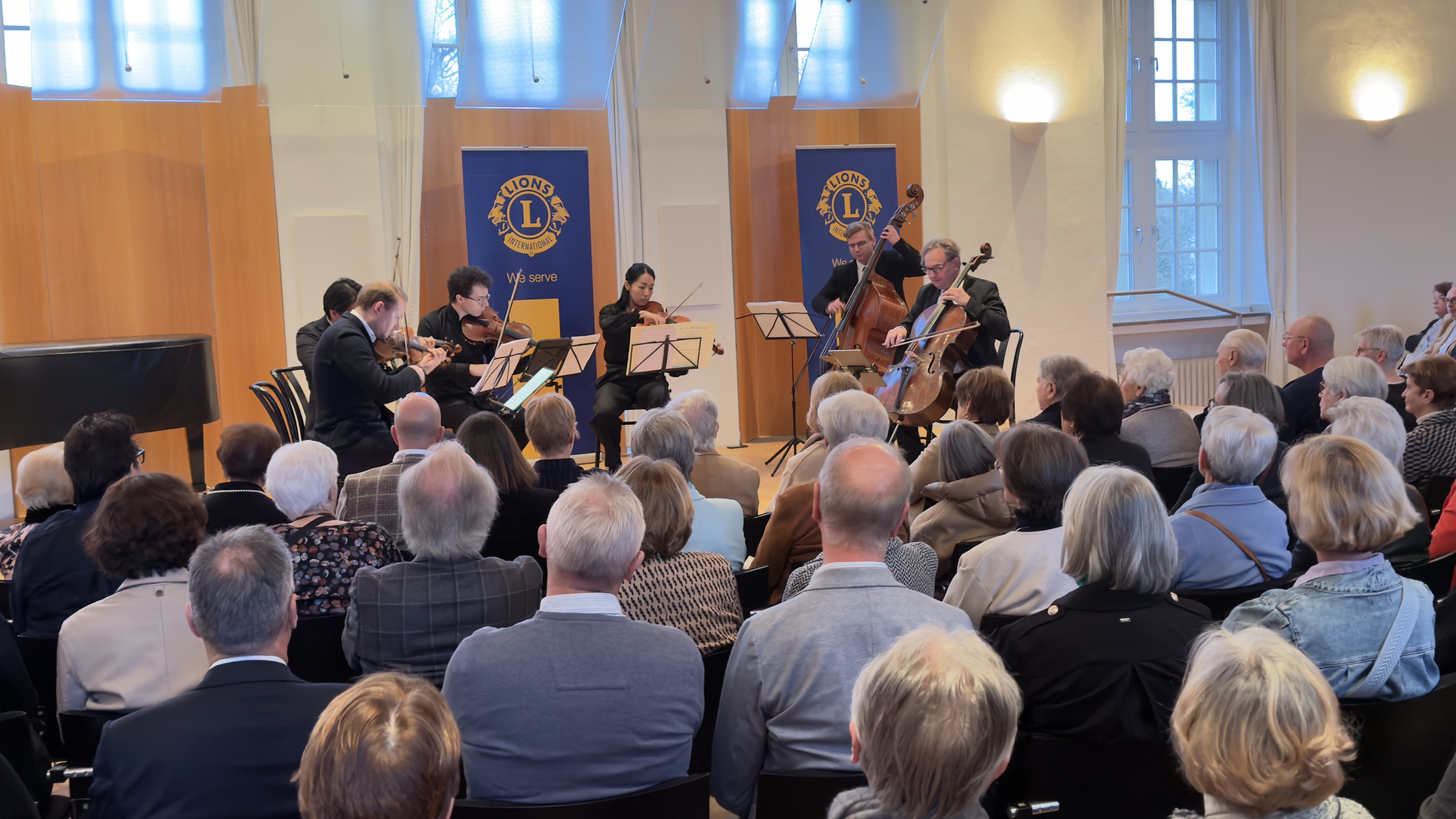 Prof. Alexander Hülshoff (rechts), Niklas Liepe (links) und weitere ehemalige Studierende des Orchesterzentrum NRW zeigten auf eindrucksvolle Weise, dass Musik viele Brücken bauen kann.