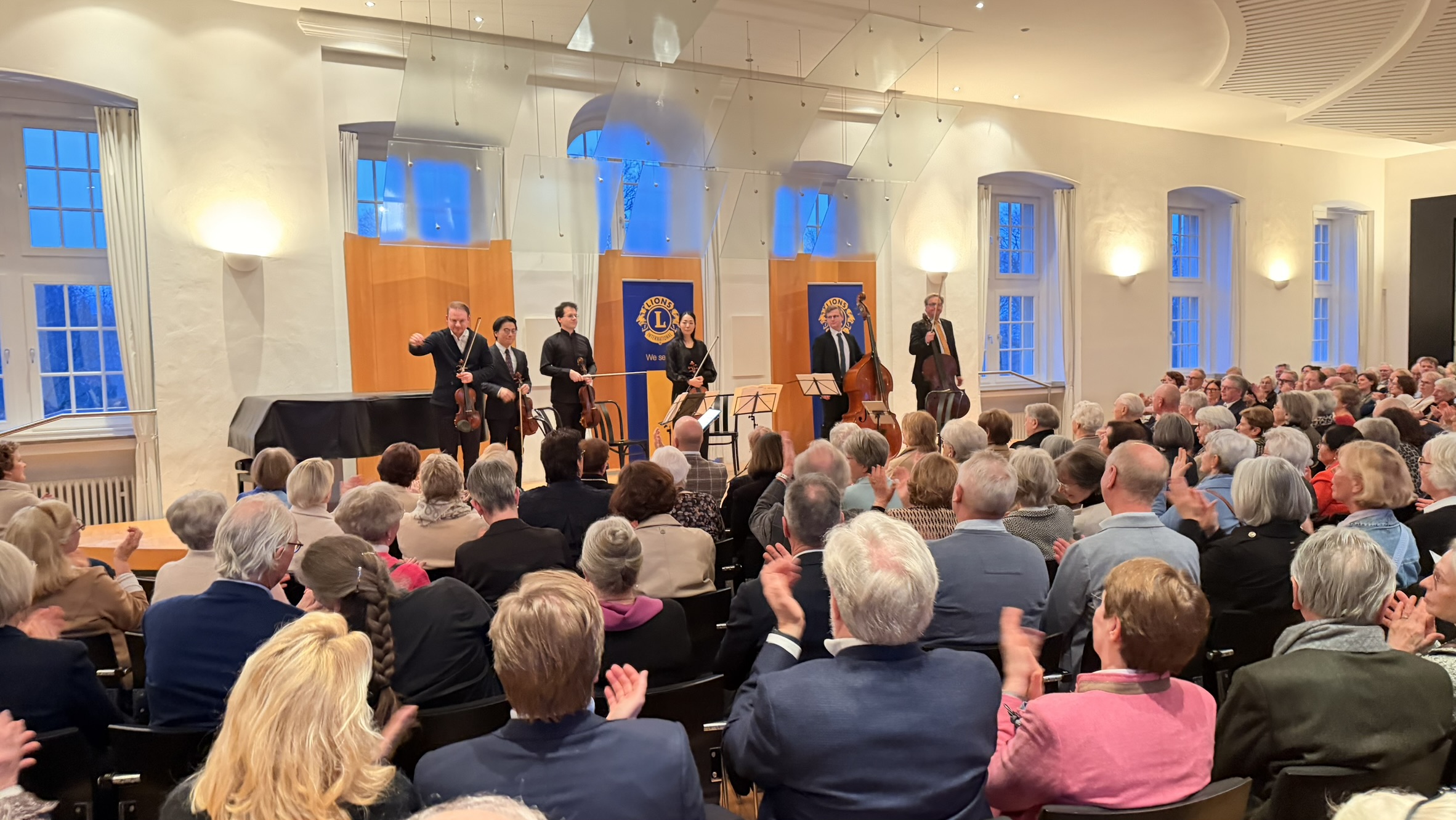 Am Ende des 34. Schlosskonzerts gab es viel Applaus des begeisterten Publikums und auch noch eine Zugabe