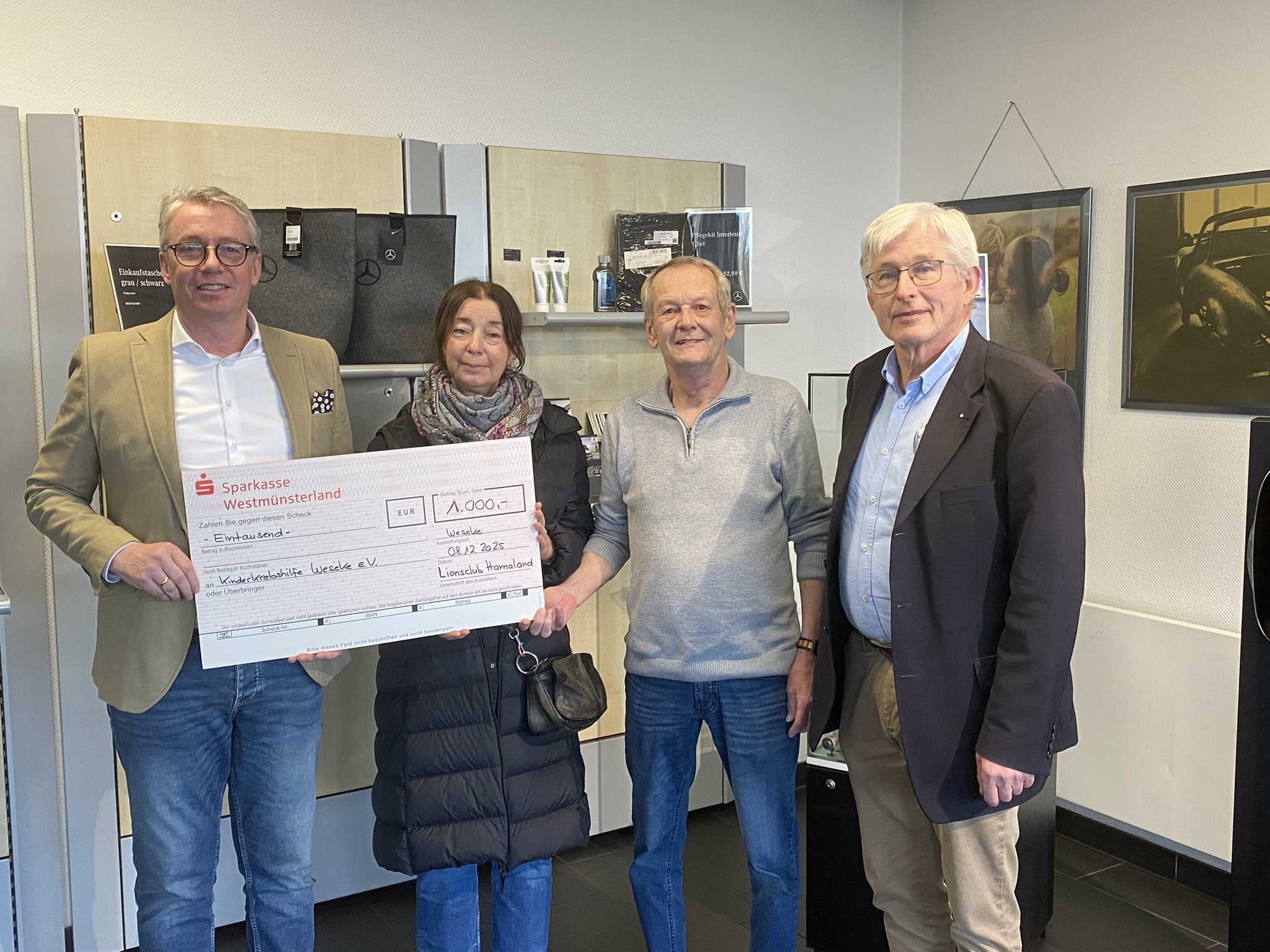Werner Ruppert (links), Präsident des LIONS-Club Hamaland, überreicht den Spendenscheck an Susanne Graw (2. von links) und Burkhard Mudrack (3. von links) vom Vorstand der Kinderkrebshilfe Weseke e.V..  Mit dabei ist auch LIONS-Mitglied Wilfried Robers (rechts)