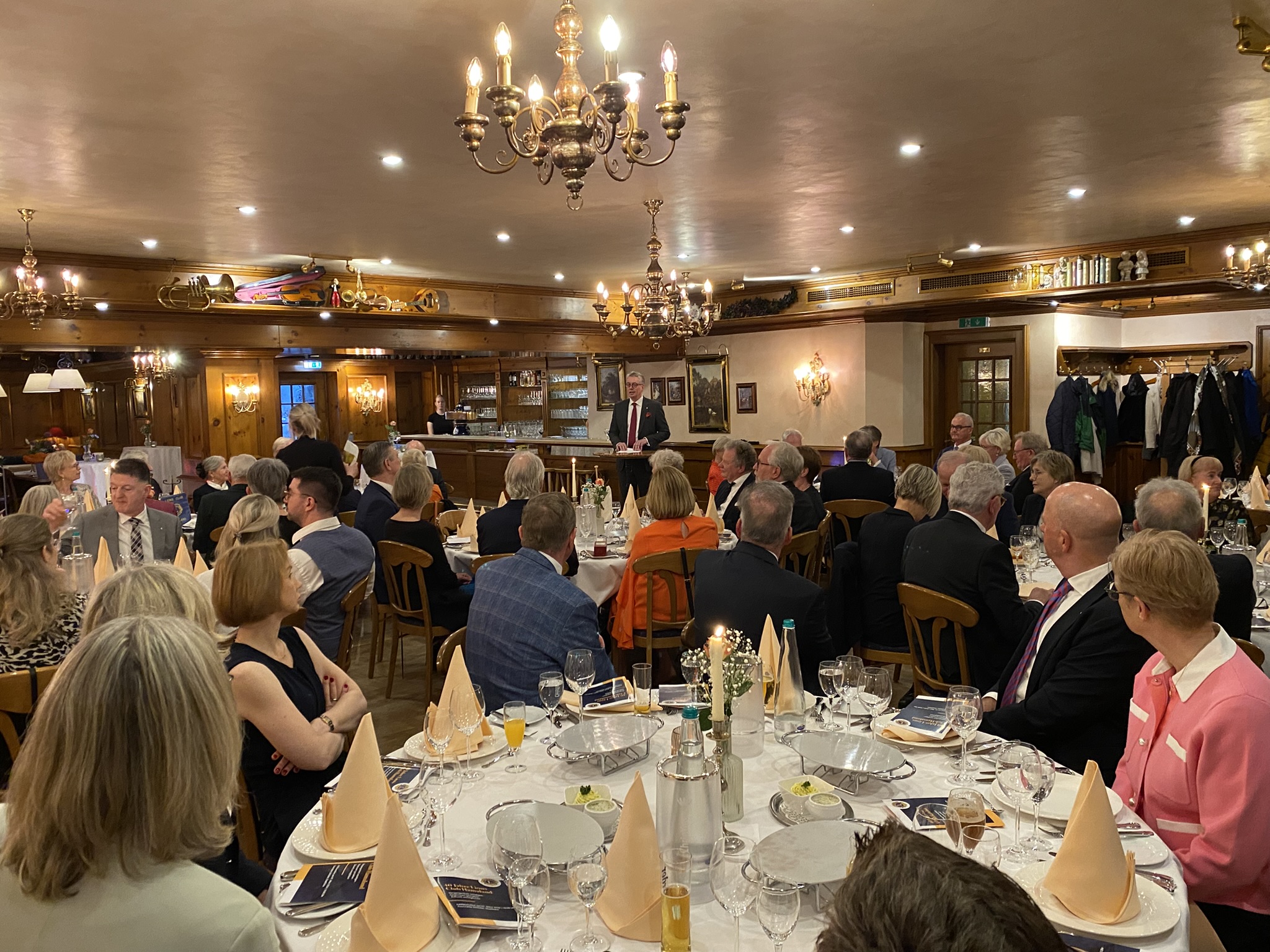 Werner Ruppert, der Präsident des LIONS-Club Hamaland, begrüßte die LIONS und ihre Damen beim Festabend zum 40. Jubiläum des Clubs