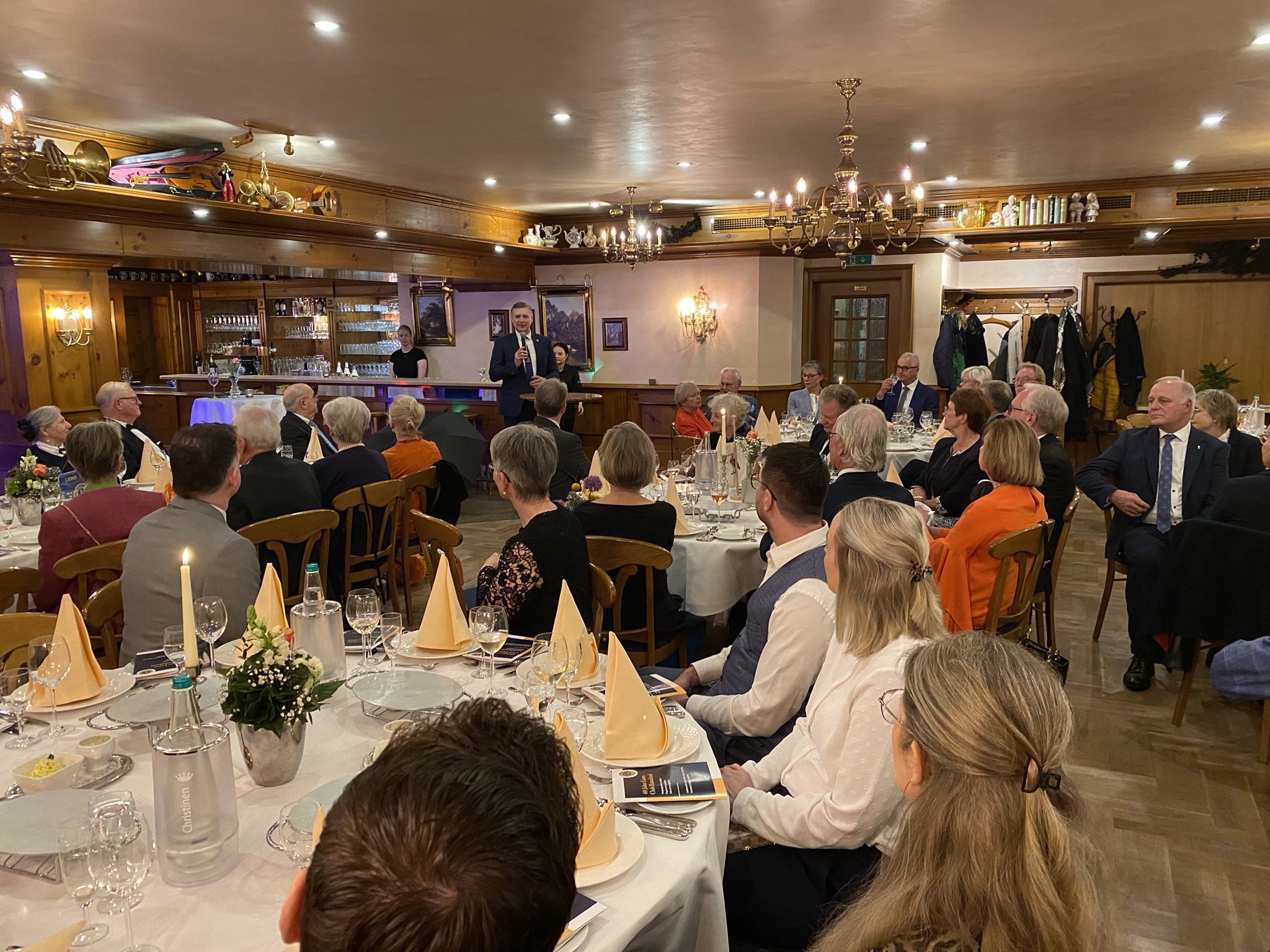 Der Governor des LIONS-Distrikts Westfalen-Lippe, Jürgen Behlke (mitte, stehend), war zum Jubiläum nach Stadtlohn gekommen. Er bezeichnete den LIONS-Club Hamaland als „verlässlichen Motor des sozialen Engagements im westlichen Münsterland“