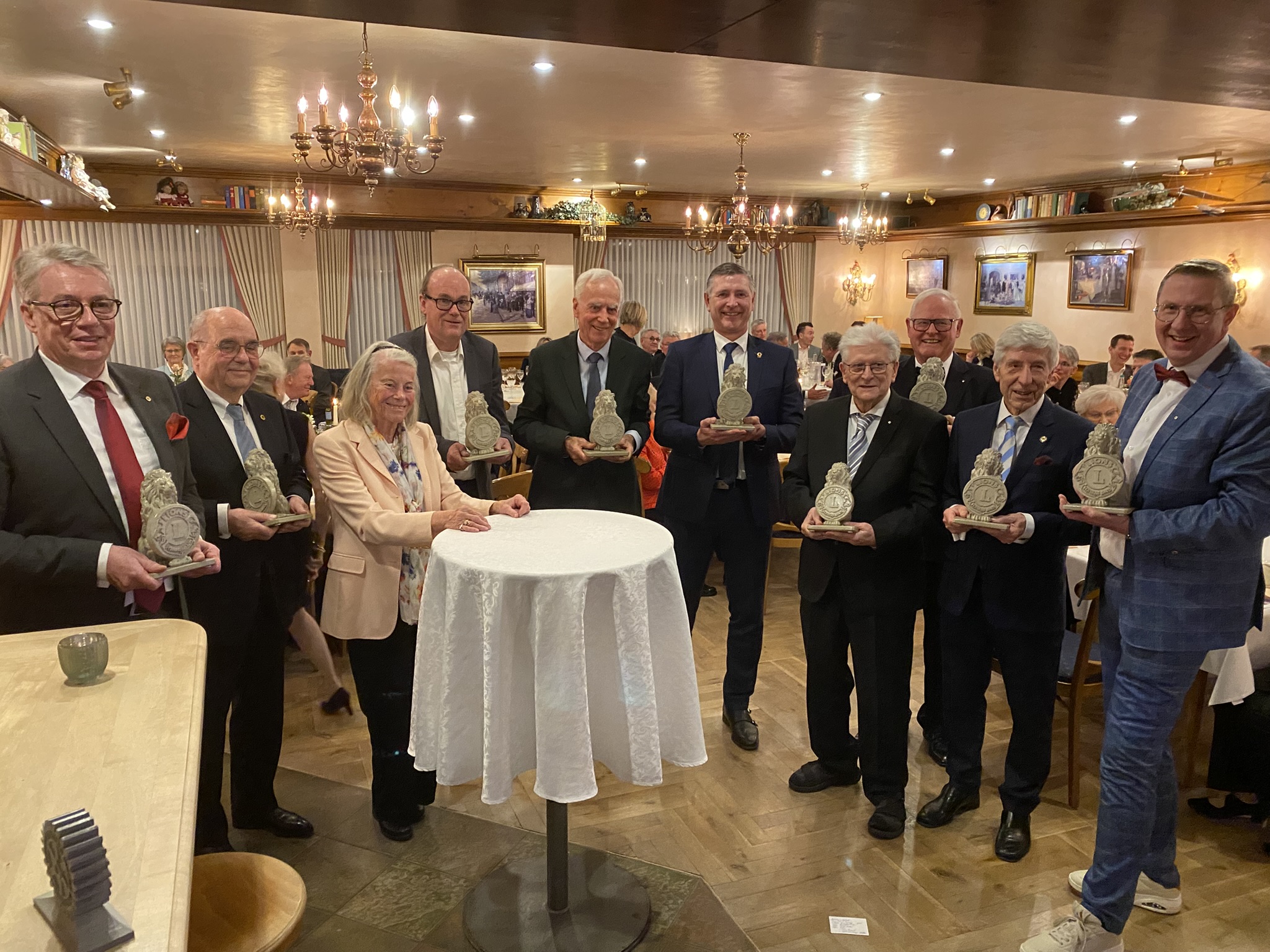 40 Jahre LIONS-Club Hamaland: Jedes der Gründungsmitglieder, aber auch der Präsident Werner Ruppert (links) und der Governor Jürgen Behlke (5. Von rechts) erhielten einen von Markus Tenwinkel (rechts) produzierten Ehren-Löwen