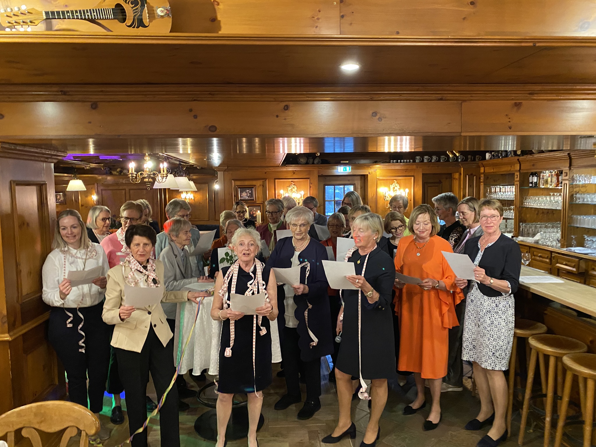 Die LIONS-Damen überraschten mit einem Geburtstagsständchen