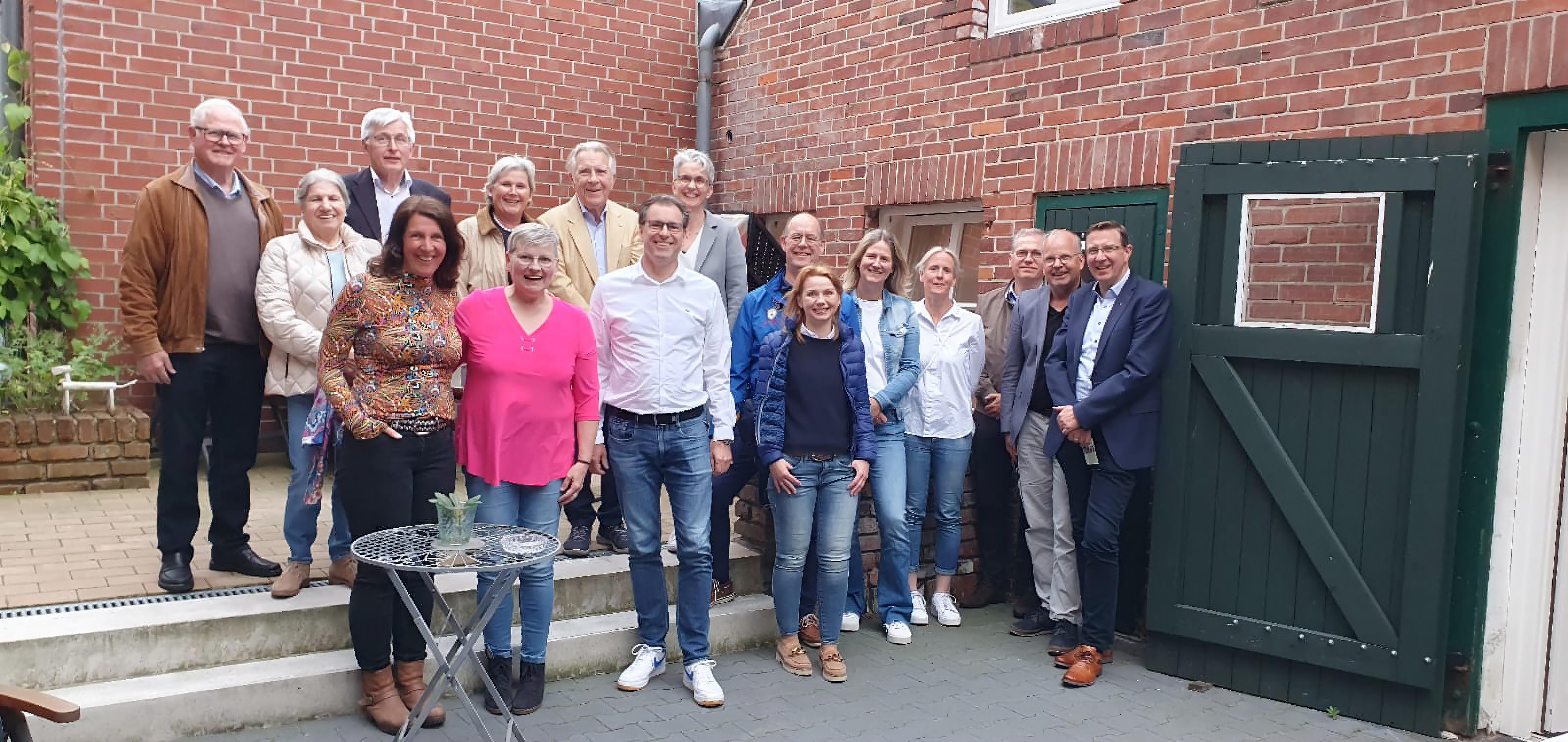 Gruppenbild im Hof der Mutmachwerkstatt