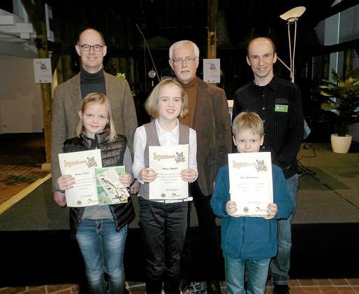 Gescher (mor). Die besten Vorleser aus den 4. Grundschulklassen trafen sich am Samstag zum Regionalentscheid im Alten Kutschenmuseum Gescher. Die Beteiligung war erfreulich groß. Von den elf Mitstreitern konnten sich drei Schüler für die nächste Runde, den Kreisentscheid in Borken, qualifizieren – darunter Conn Spickermann von der hiesigen Pankratiusschule.  Seit über acht Jahren findet der Lesewettbewerb auf Kreisebene für die Viertklässler statt. Der Wettbewerb besteht aus zwei Teilen. Im ersten Part müssen die Schüler aus einem Buch ihrer Wahl eine drei Minuten lange Textstelle vorlesen. Im zweiten Teil wird den Schülern ein Fremdtext von circa zwei Minuten vorgelegt, den sie der Jury vorlesen müssen. Die vierköpfige Jury (Petra Heermann, Daniela Kies, Adelheid Mensing und Michael Schürmann) trafen die schwere Entscheidung über die hervorragenden Lesekünste der Schüler. Wie wichtig Lesen ist, hatte der stellvertretende Bürgermeister Günter Schültingkemper zuvor in seinem Grußwort betont: „Wer liest, ist immer im Vorteil.“  Alle Teilnehmer gewannen ein Buch und eine Urkunde. Die drei Hauptgewinner erhielten zudem einen Buchgutschein. Hauptsponsor des Wettbewerbs war der Lions Club Hamaland, organisiert wurde die Veranstaltung durch das Bildungsbüro Borken.  Im ersten Teil des Wettbewerbes stellten die Schüler unterschiedlichste Bücher ihrer Wahl vor und lasen diese mit Bravour vor. Viele Besucher kamen, um sich von den jungen Vorlesetalenten in den Bann der spannenden Bücher ziehen zu lassen. Vom Fantasie-Drama bis zu Abenteuergeschichten – kein Genre wurde dabei ausgelassen. Applaus gab es schließlich für die Erstplatzierten, die sich für die nächste Runde in Borken qualifiziert haben. Dabei handelt es sich um Melina Mönsters von der Gescher-Dyk-Schule in Stadtlohn, Helene Tecker von der Von-Galen-Schule Oeding und Conn Spickermann von der Pankratiusschule Gescher.     Von Moritz Rebers